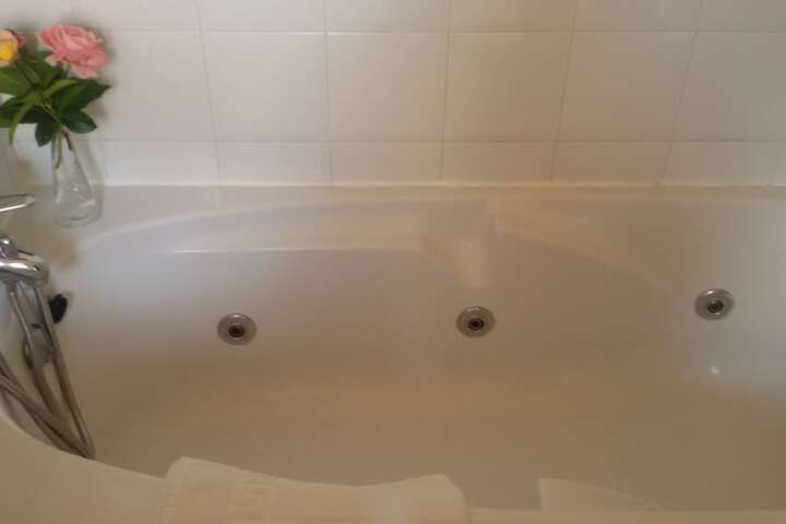Jetted tub