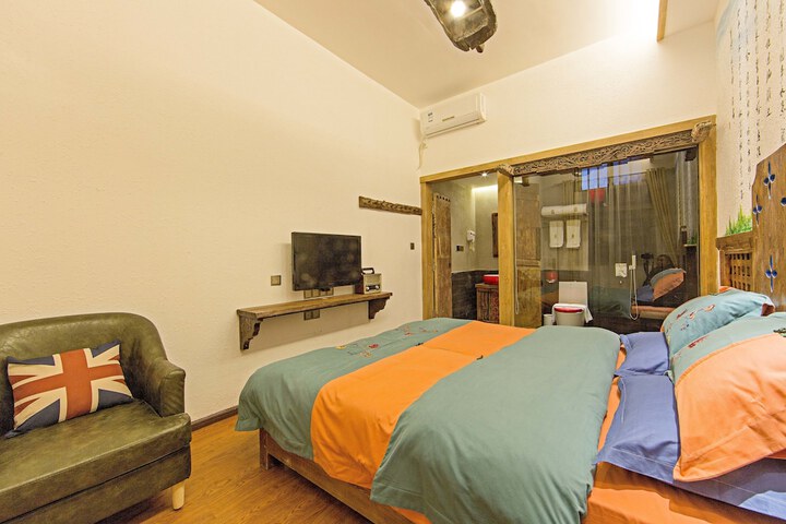 Room 12 of 108
