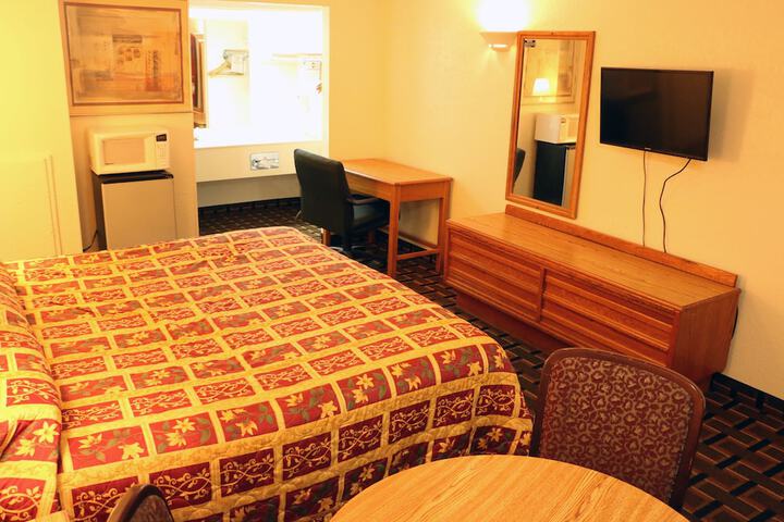 1 King Bed Refrigerator, Microwave (13 of 19)