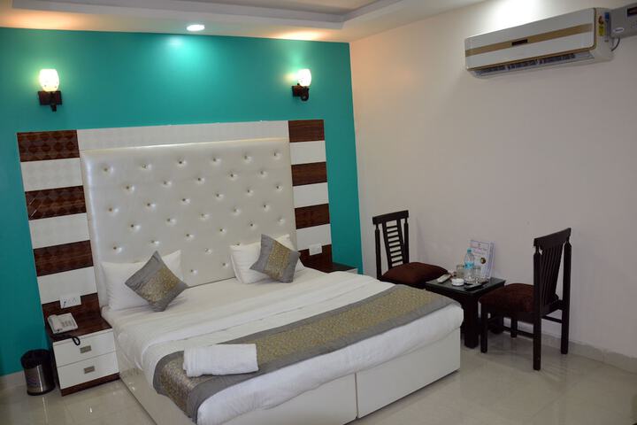 Room 13 of 76