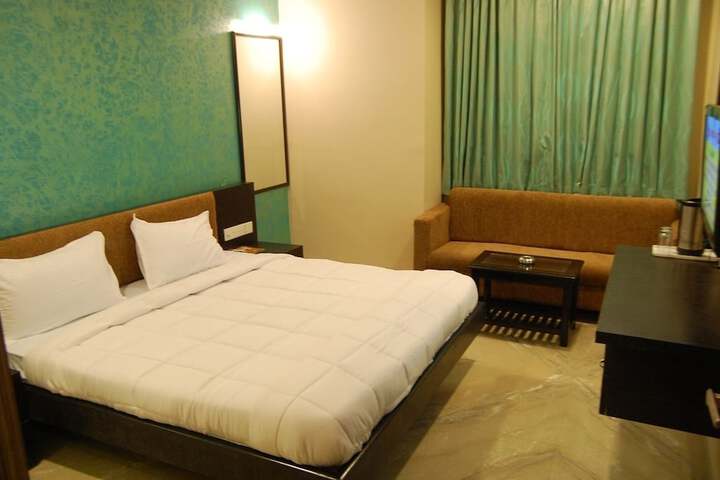 Room 9 of 33