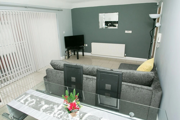 Room 6 of 12