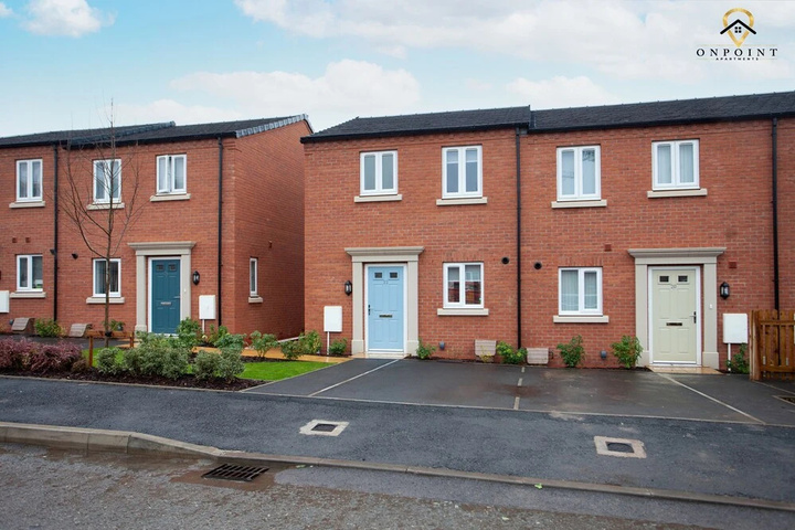 Spacious 3 Bed House with Parking & WiFi