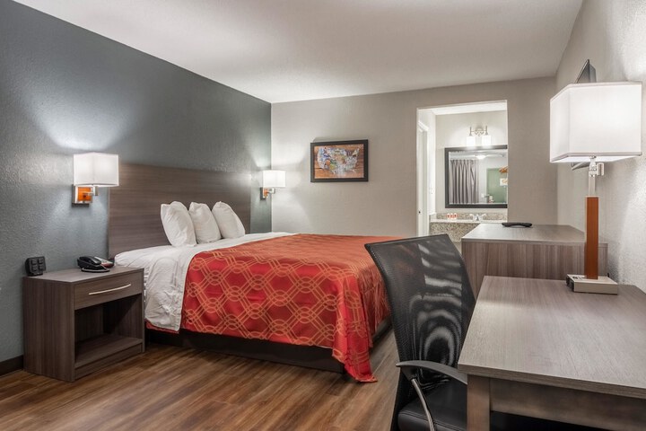 1 King Bed (12 of 13)