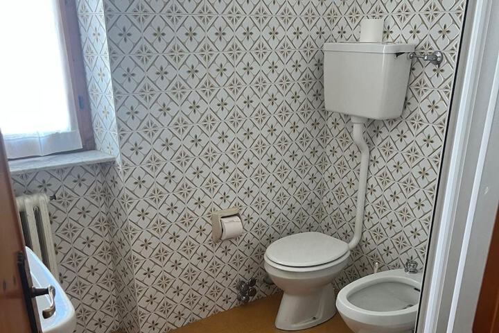 Room 32 of 82