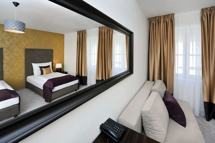Room 16 of 38