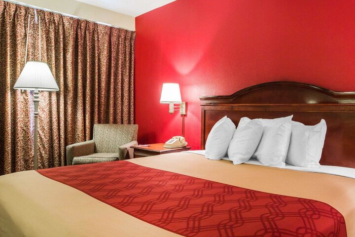 1 Queen Bed (5 of 16)