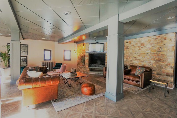 Lounge 13 of 18