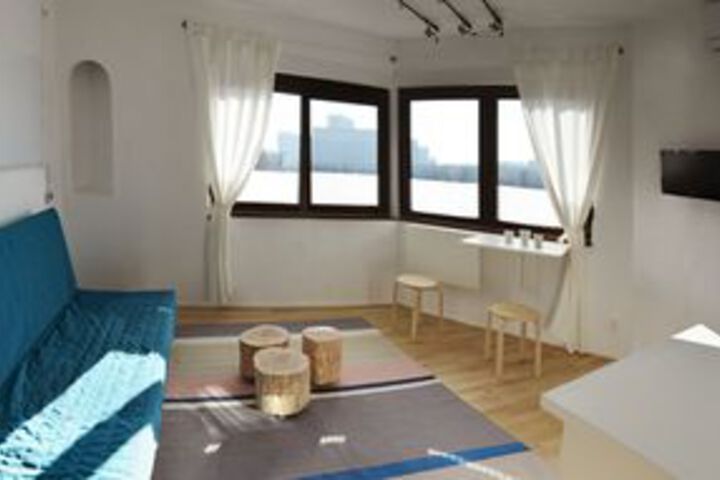 Room 4 of 16