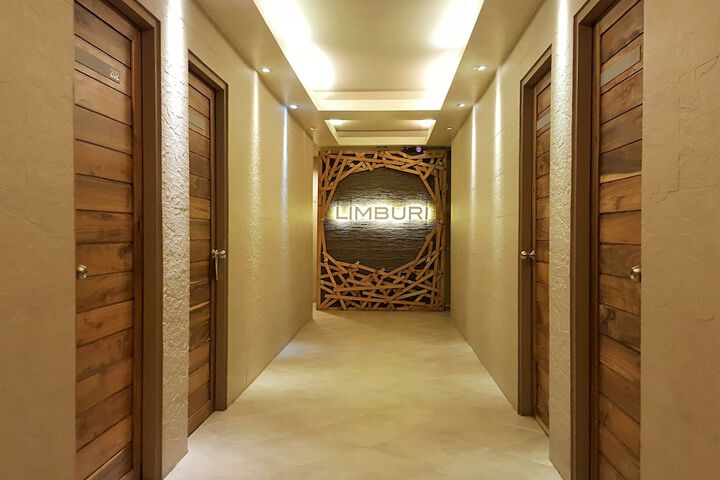 Ballroom/Hall 43 of 50