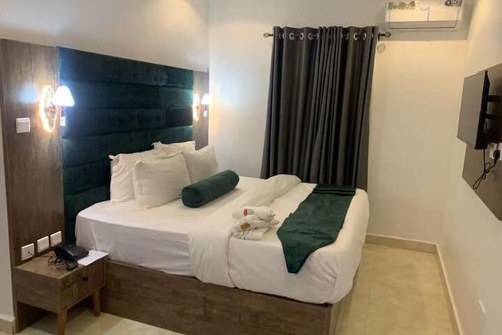 Room 10 of 15