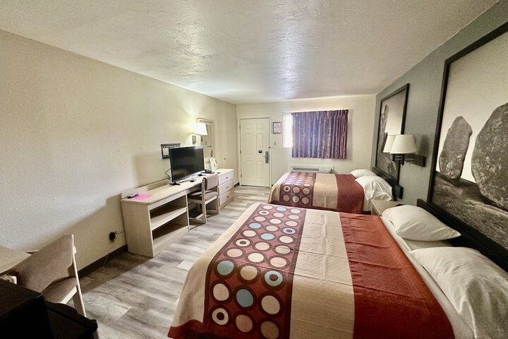 2 Queen Beds (3 of 16)