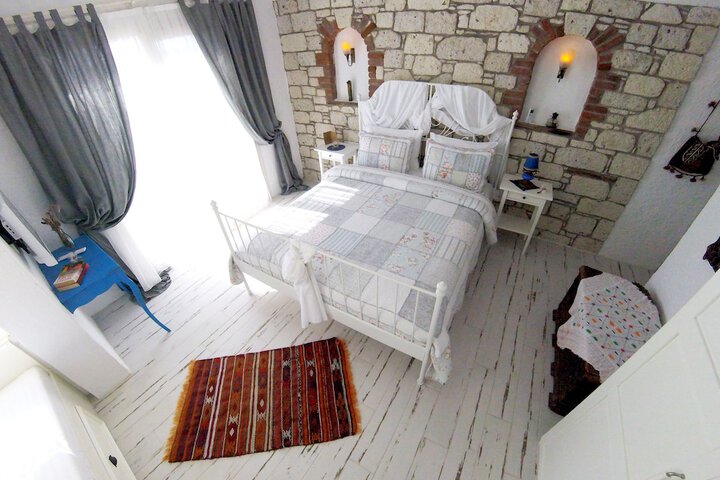 Room 2 of 77