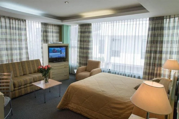 MELROSE PLAZA SUITES