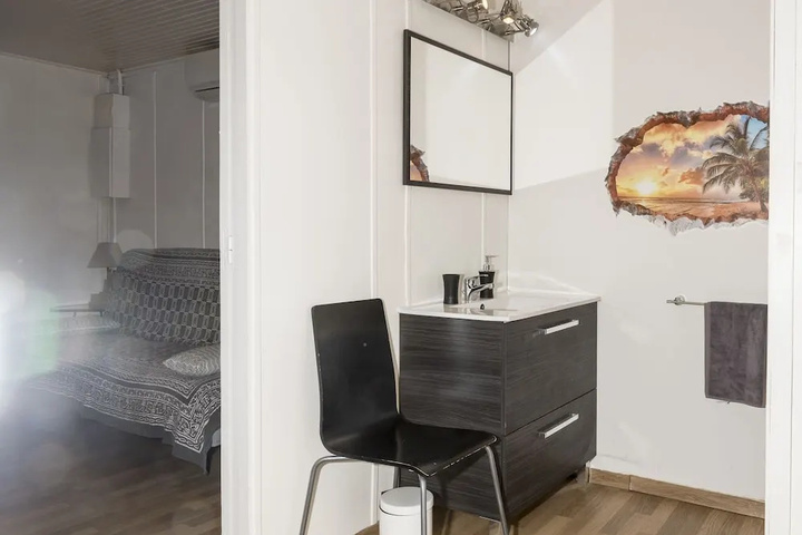 Room 3 of 8