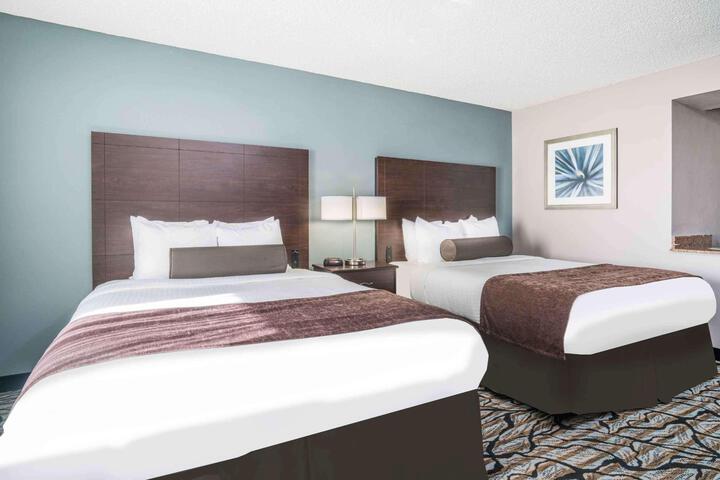 1 Queen Bed (1 of 12)