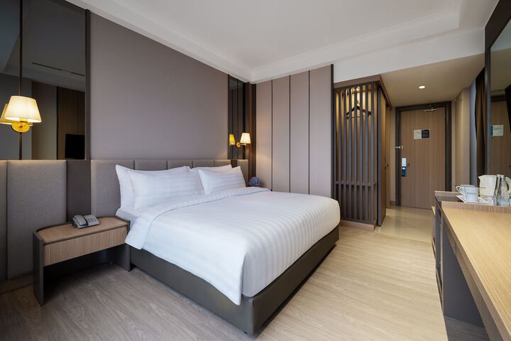 Room 9 of 33