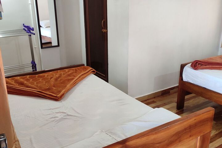 Room 6 of 8
