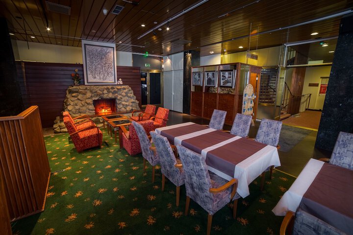 Lobby lounge