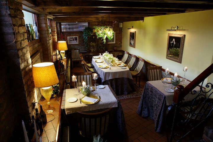 Dining 32 of 42
