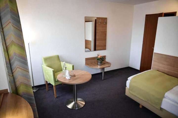 Room 17 of 40