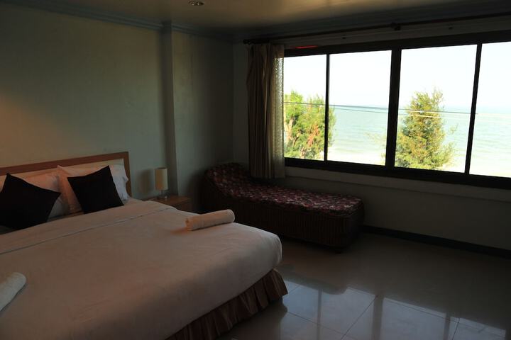 Room 11 of 30