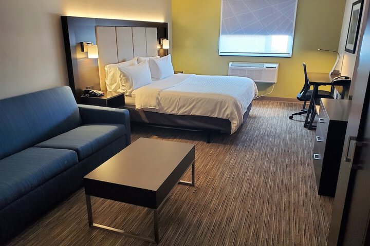 1 King Bed (4 of 7)