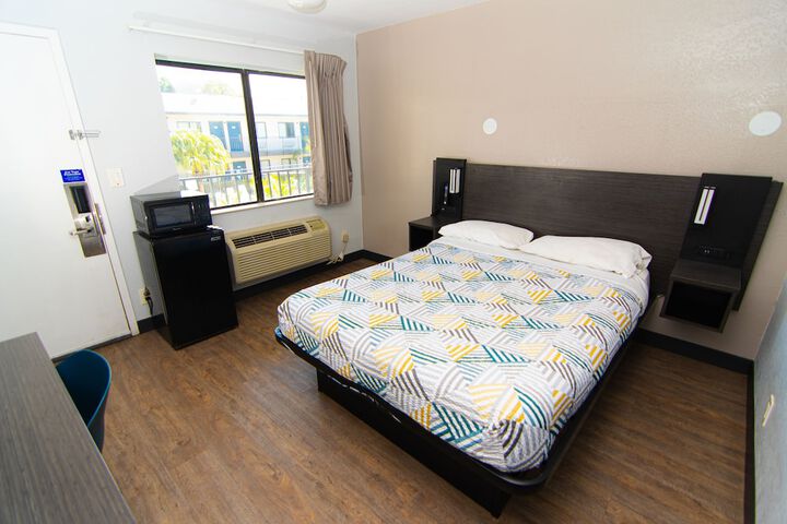 1 Queen Bed (3 of 21)