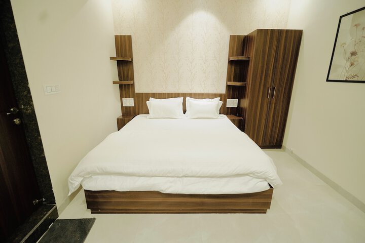 Room 5 of 8