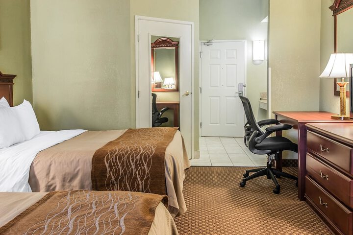 2 Double Beds Accessible (4 of 6)