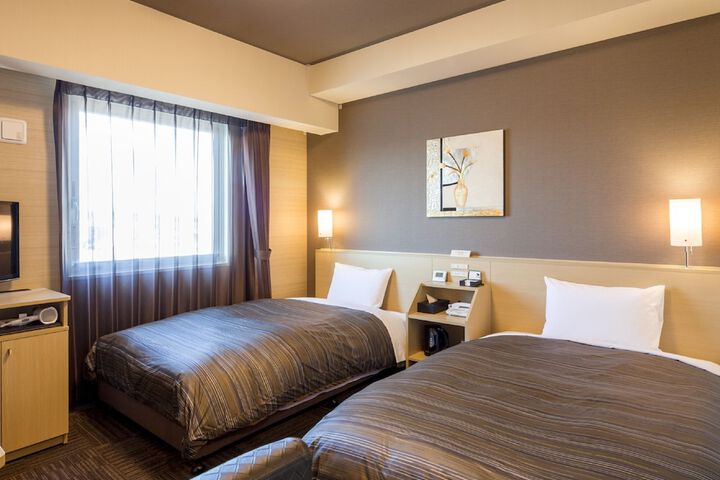 Room 6 of 28