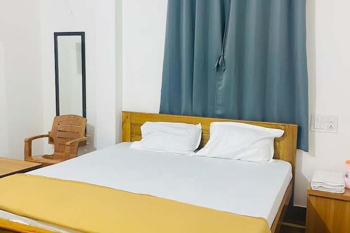 Room 6 of 13