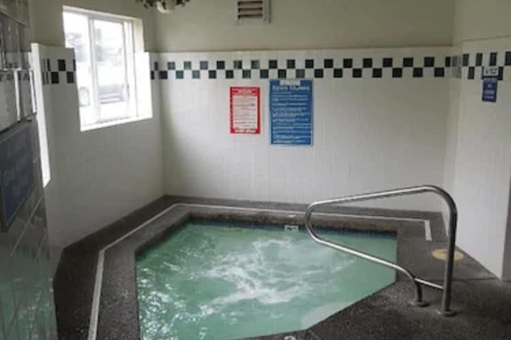 Indoor spa tub