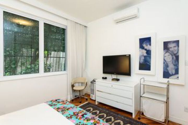 Room 11 of 32