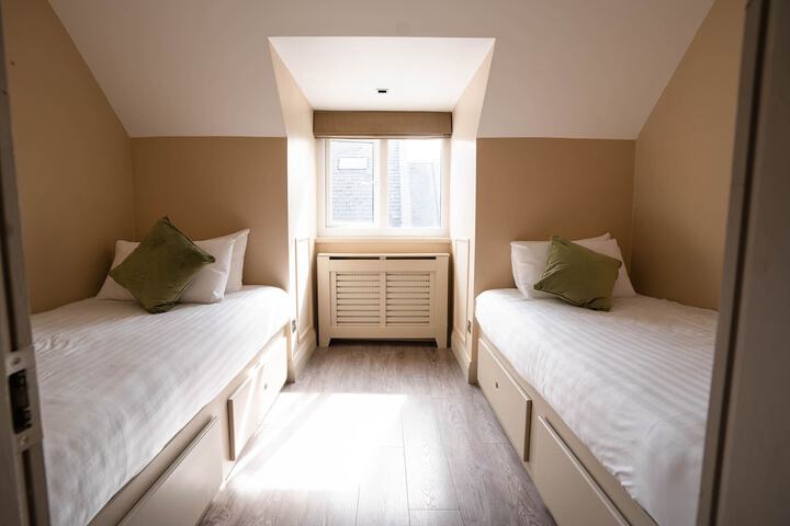 Room 3 of 34
