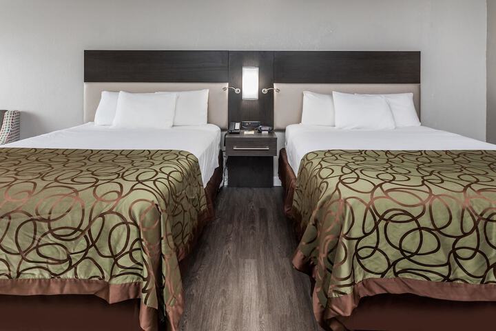 2 Queen Beds (3 of 7)