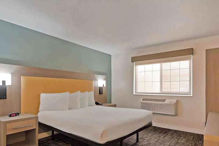 1 King Bed (6 of 18)