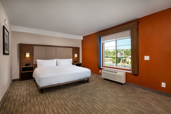 Room 15 of 60