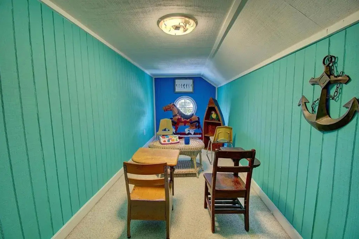 Room 10 of 20
