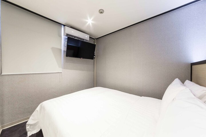 Room 11 of 20