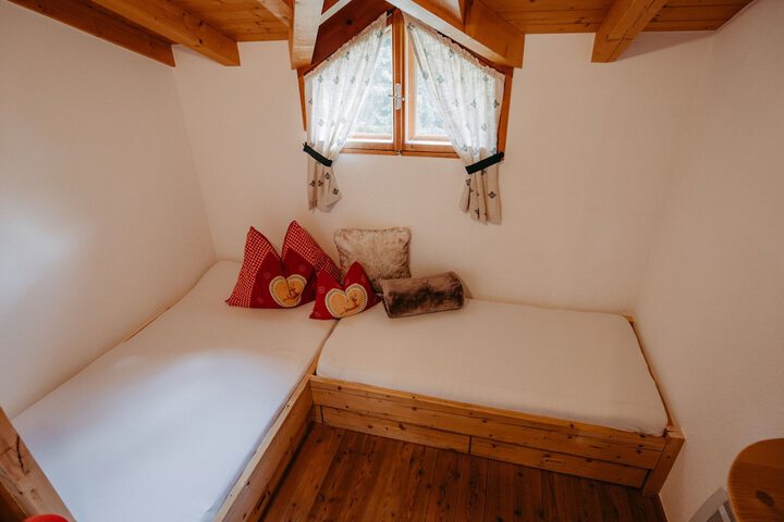 Room 2 of 33