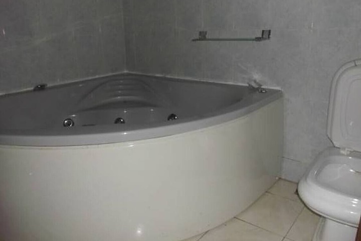 Room 6 of 11