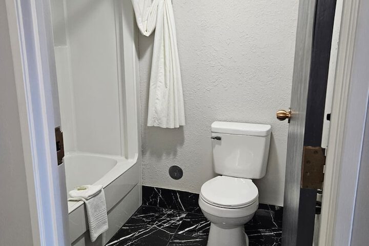 Room 10 of 33