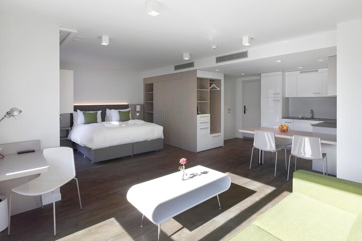 Room 12 of 32