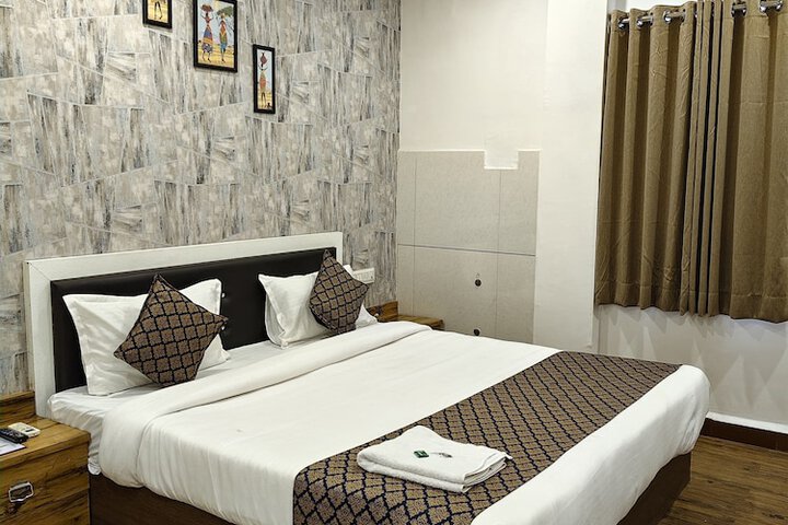 Room 6 of 10