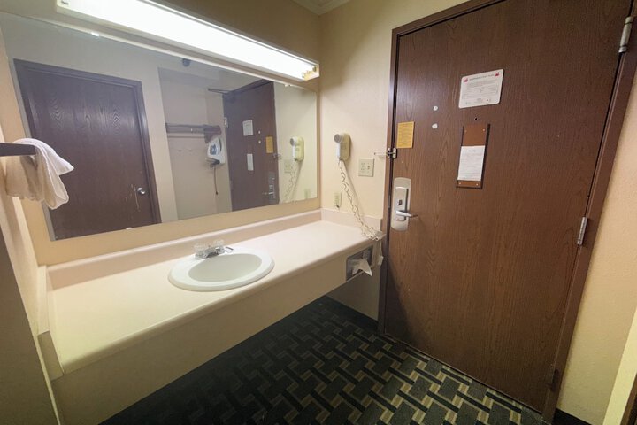 Room 8 of 18