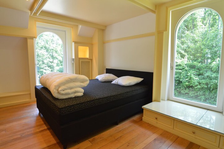Room 10 of 32