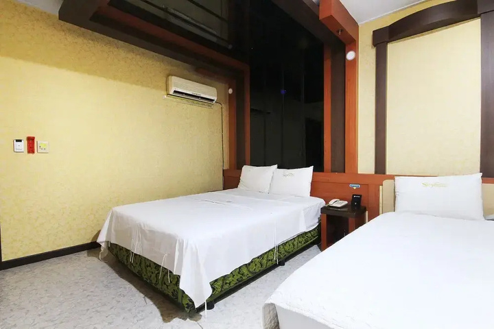 Room 10 of 26