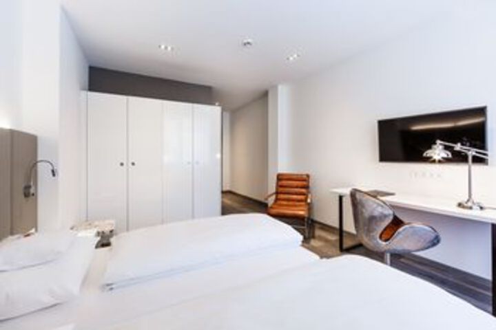 Room 16 of 46