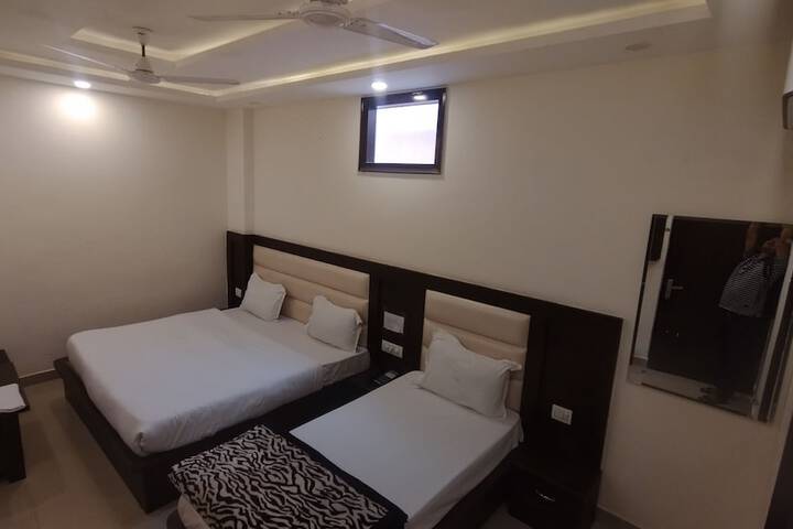 Room 10 of 28